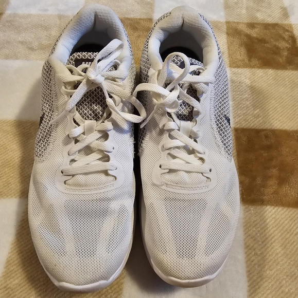 Nike shoes - Picture 1 of 3